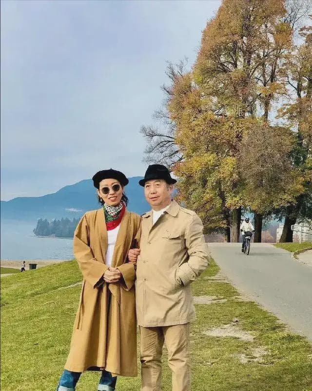 41岁曲婉婷：“贪官”亲妈在国内无期徒刑，她和父亲在加拿大逍遥