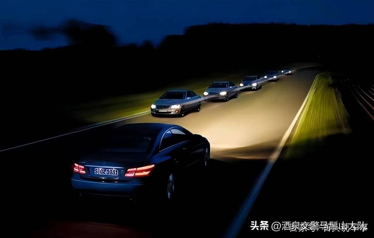 夜间行驶在没有路灯的道路上，应该如何使用远光灯？