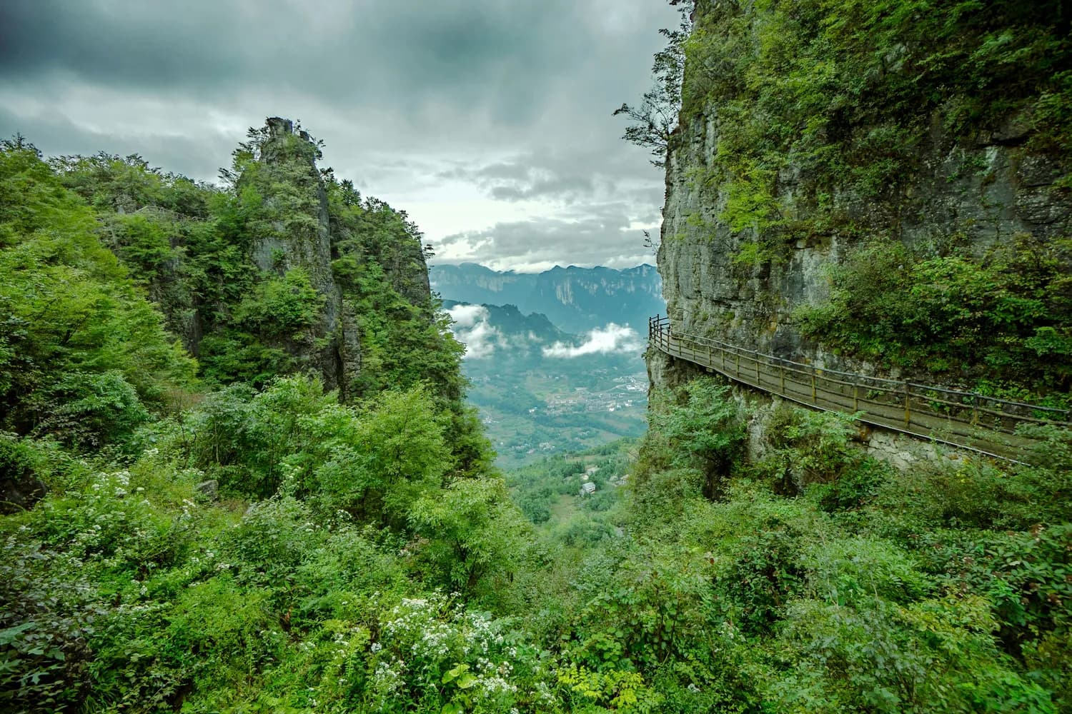 窦圌山：李白笔下的仙境奇观