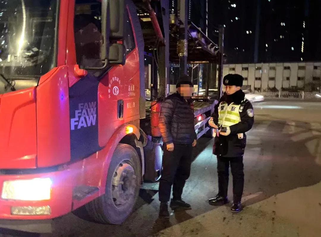严查闯禁行、超载丨冰城交警重拳打击大货车交通违法行为
