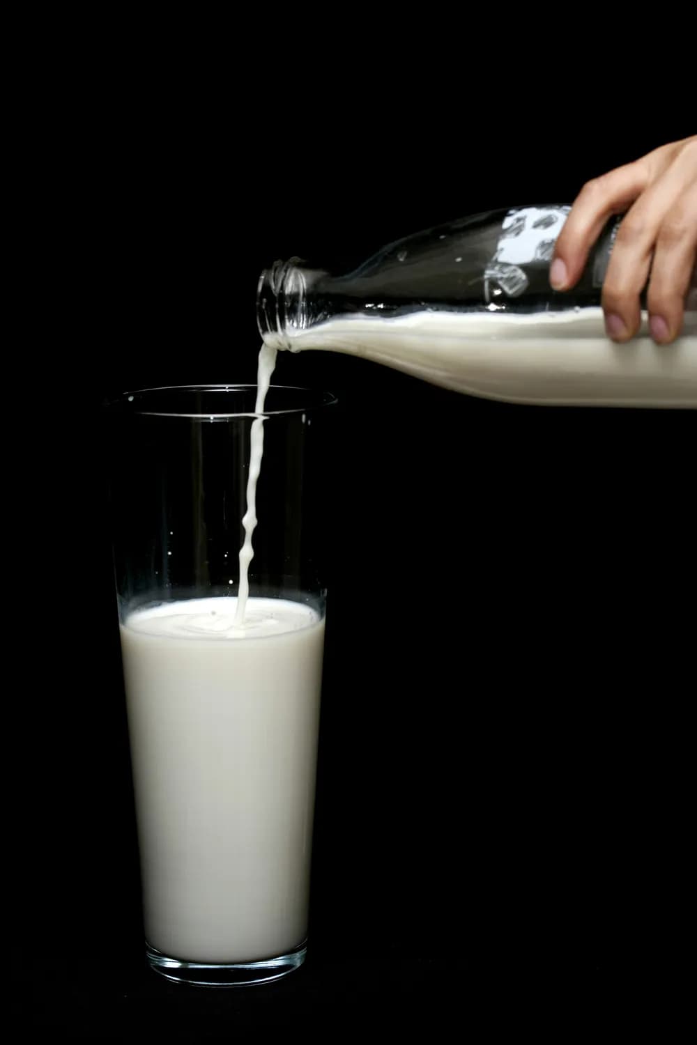 喝牛奶能缓解小腿酸胀吗？科学解读来了