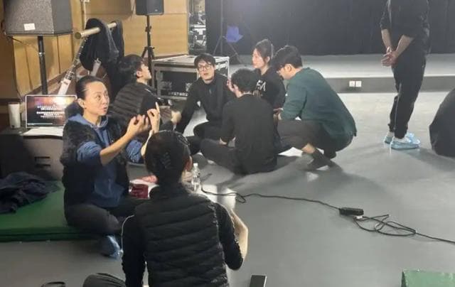 邰丽华和梁家辉的春晚幕后：一个关于温度与匠心的故事