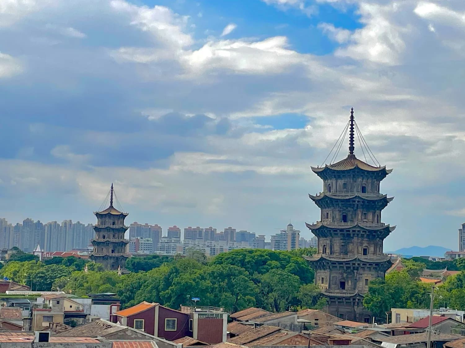 建水古城：朝阳楼与朱家花园的艺术魅力