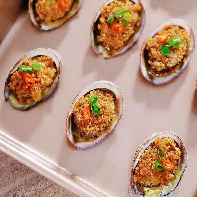蒜蓉豉汁蒸鲍鱼：简单美味的海鲜烹饪法