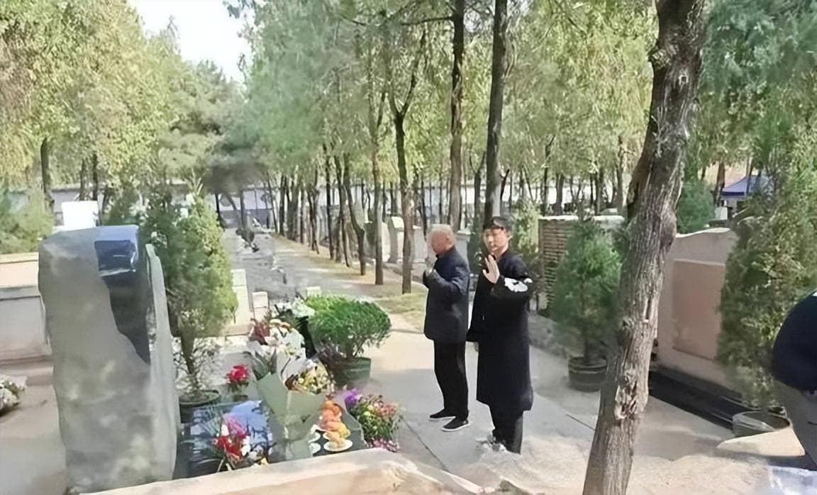 70岁陈佩斯：放弃豪宅住山间，种地生活羡煞旁人