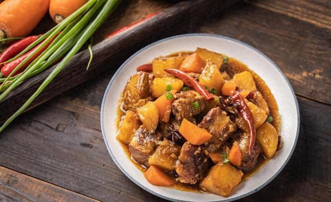 家常土豆炖排骨，鲜嫩入味，暖心美食！