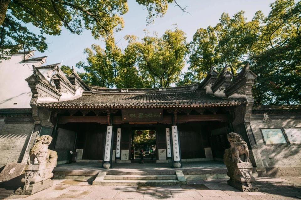 天一阁的故事里，有一个为书而嫁去的女子
