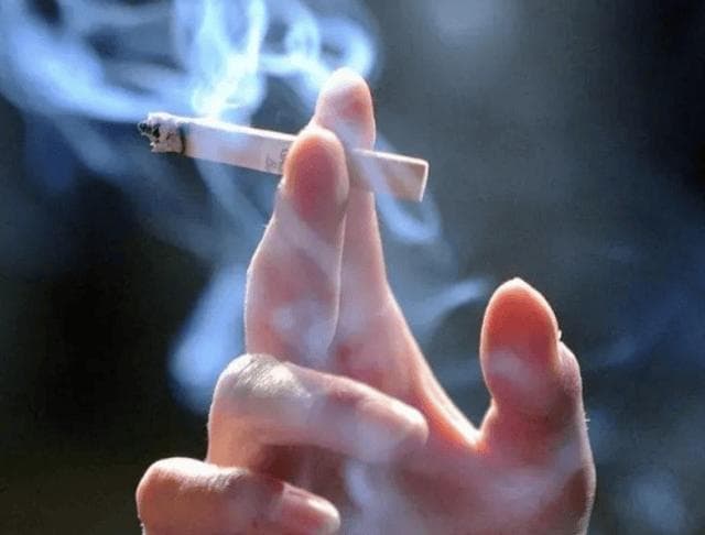 经常吸烟的人，假如肺被尼古丁损伤了，头部会释放哪些信号？