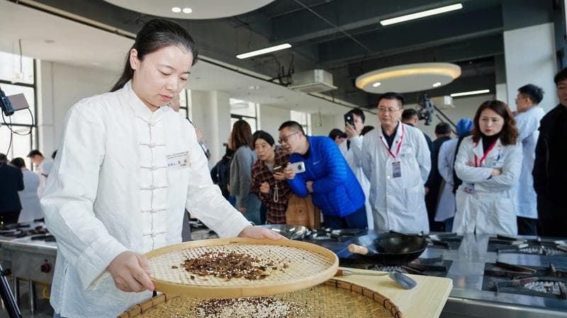 “老药工”云集南京，传承中药传统技艺“活态密码”有绝招