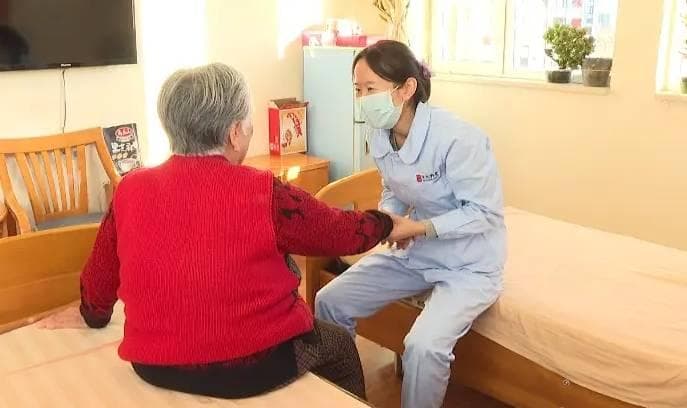 养老护理员的工作内容：从生活照料到心理关怀