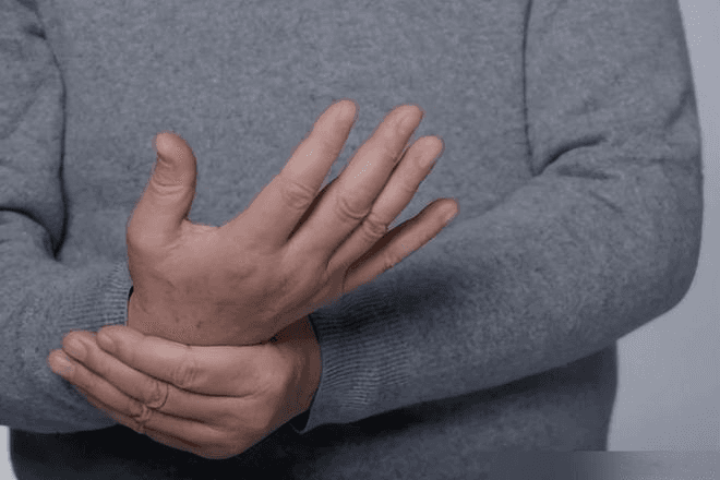 手麻莫轻视：多种病因及科学应对方案