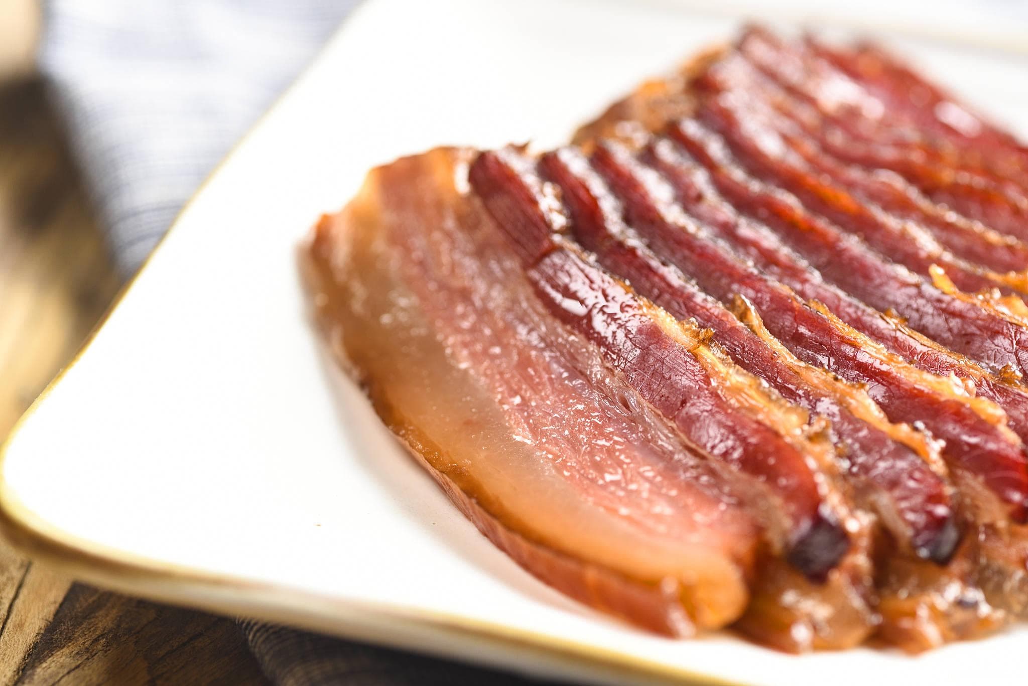 湘西腊肉：独特松柏熏制工艺成就百年美食