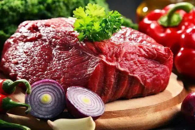 长期吃牛肉好还是吃猪肉好？谁才是餐桌上的“营养之王”？