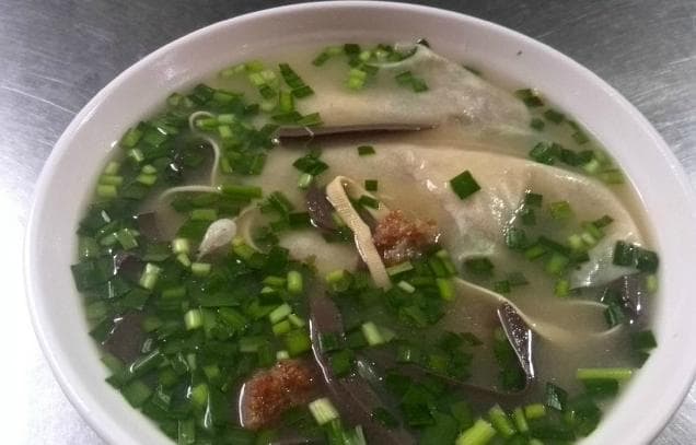 洛阳不翻汤酸辣咸香，回味无穷，是一款河南洛阳的特色民间小吃