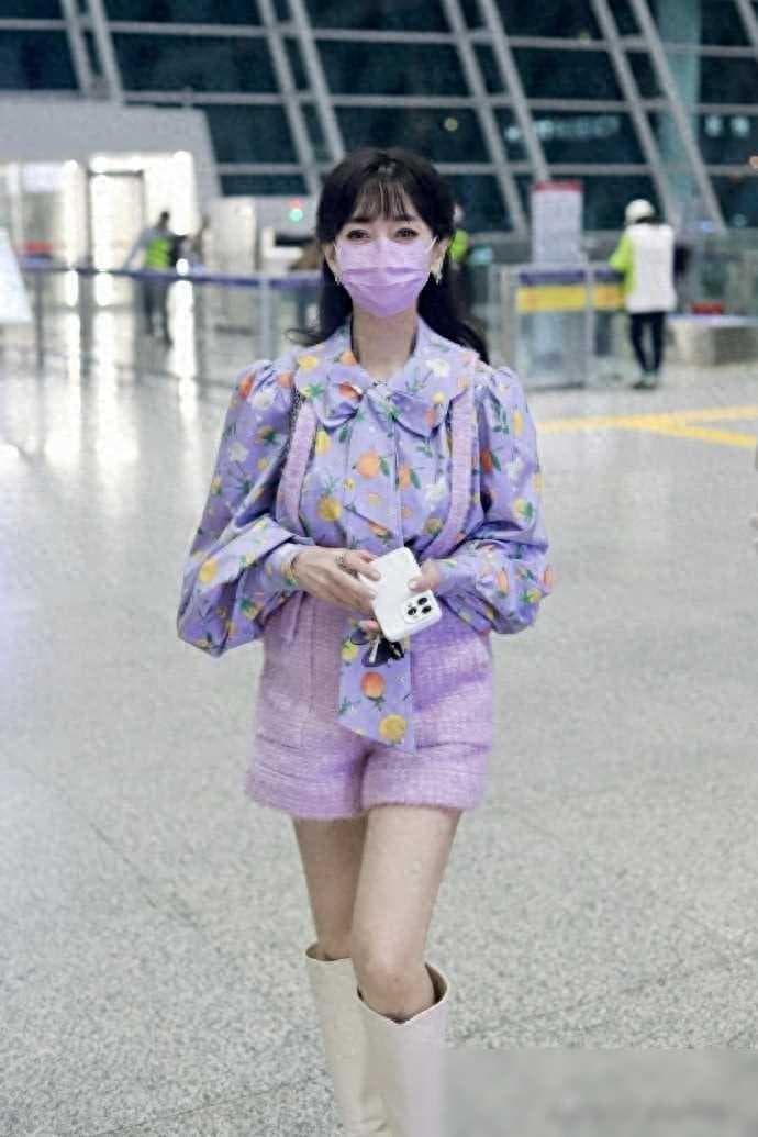 岁赵雅芝活力穿搭引热议，中老年女星如何应对尴尬生活状态