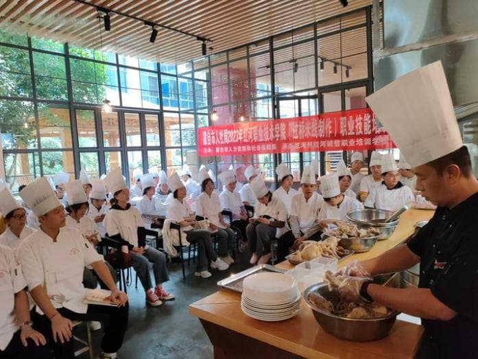 云南蒙自：过桥米线锚定现代产业发展
