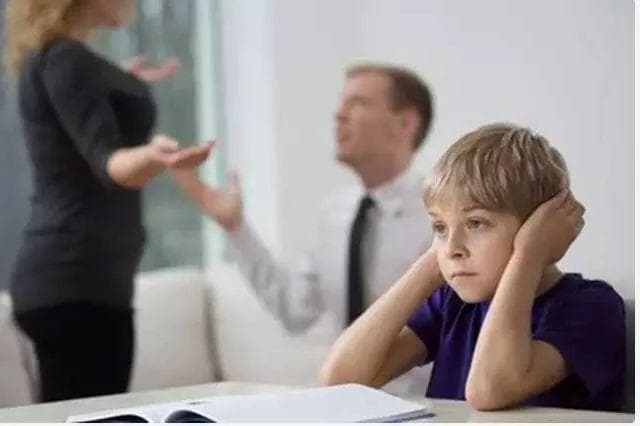 父母吵架时，孩子在想什么？看完觉得心酸，再也不当着孩子面吵了