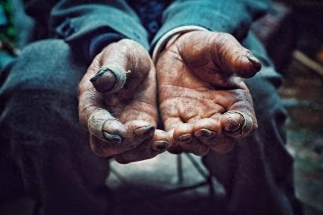 社论：人穷了亲戚都看不起？——社会价值观与人际关系的反思