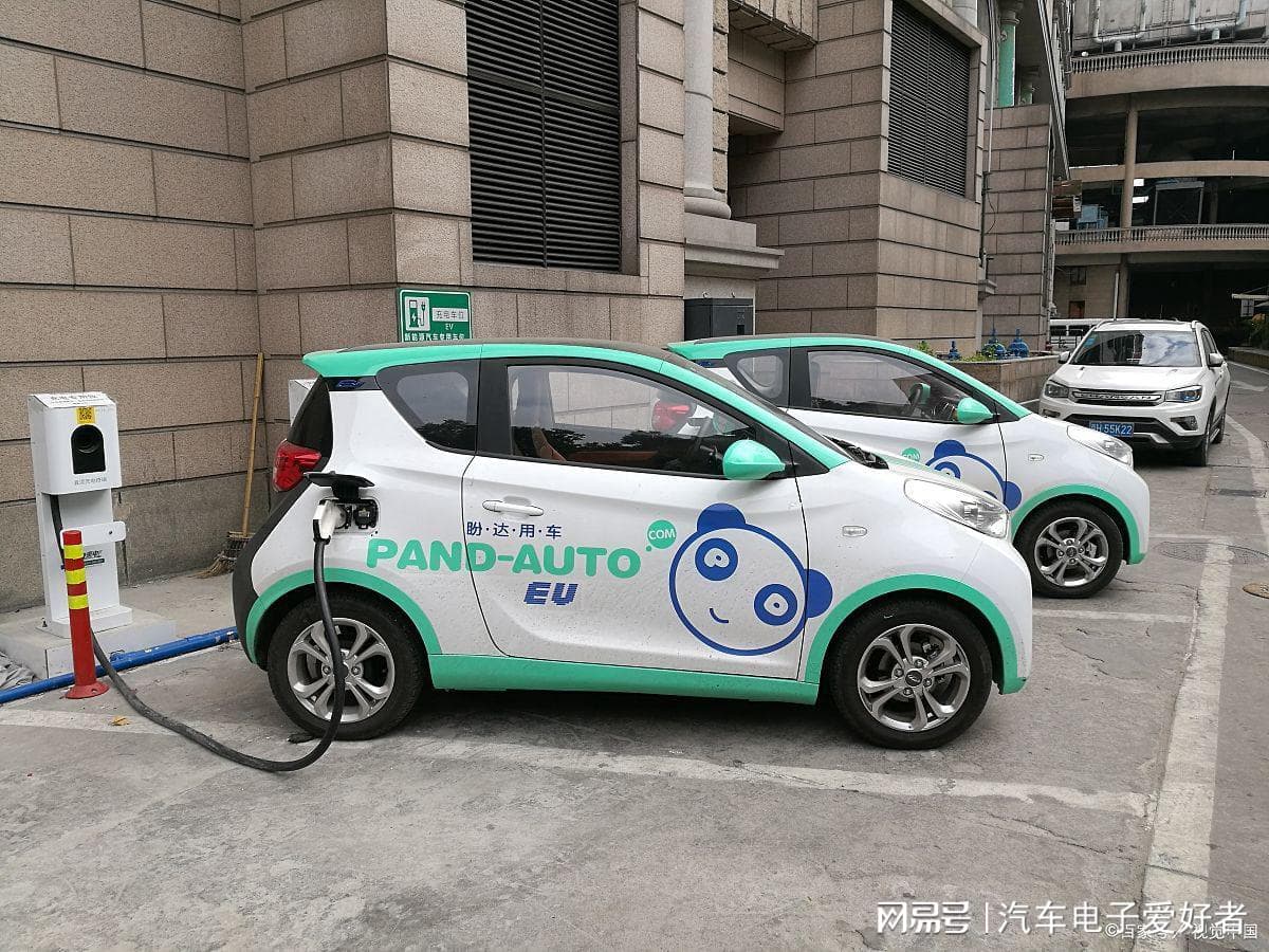 不吹不黑！告诉你：2025年到底买新能源还是燃油车？电车真省钱吗