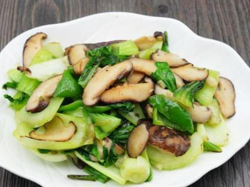 香菇油菜，是一道色香味俱佳的家常菜，制作简单，营养丰富