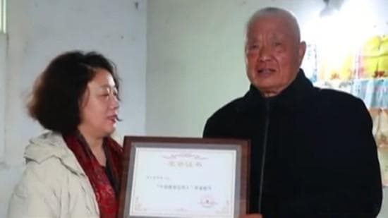 掼蛋祖师爷找到了！江苏8旬大爷认证中国掼蛋发明人