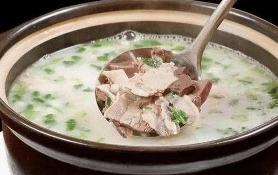 白汤羊肉：一道美味营养的传统佳肴，制作并不复杂