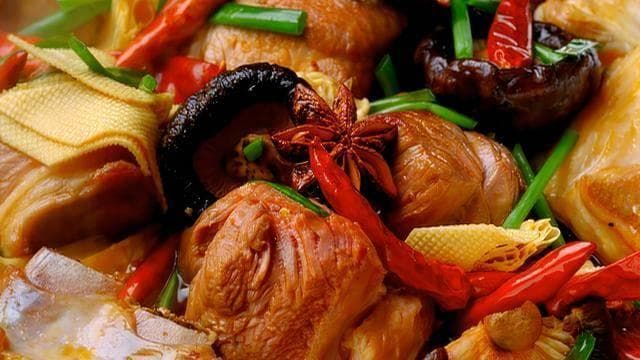 新疆师傅教你“大盘鸡”的正确做法，即是菜也是主食，实惠又好吃