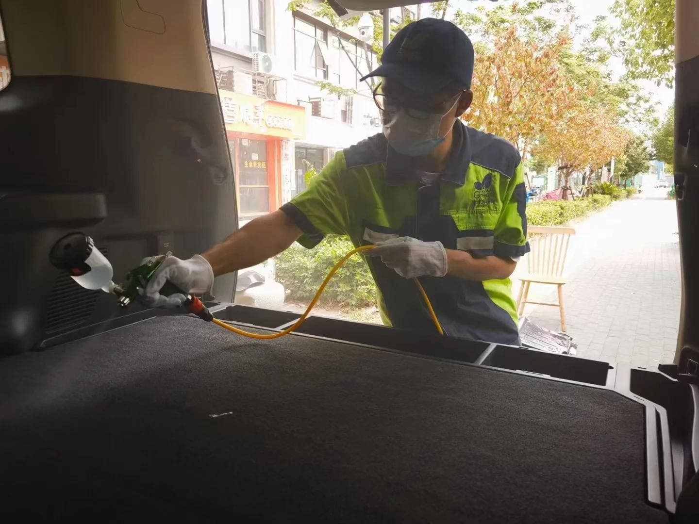 紧闭车窗开暖风，当心车内污染找上门。专家提醒：这些行为要不得
