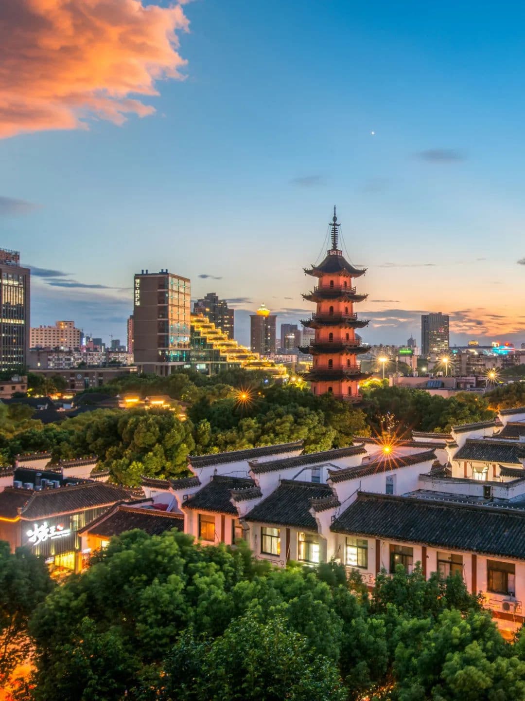 边走边拍！跟着这十条徒步线路，打卡城市最in地标！