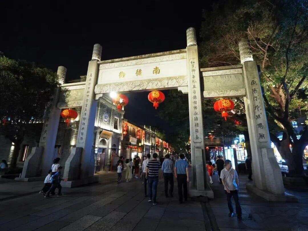 福州三坊七巷，尽显夜色中的美丽，很有穿越感