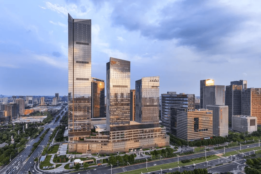 商场扎堆“上新”！满足多元消费需求