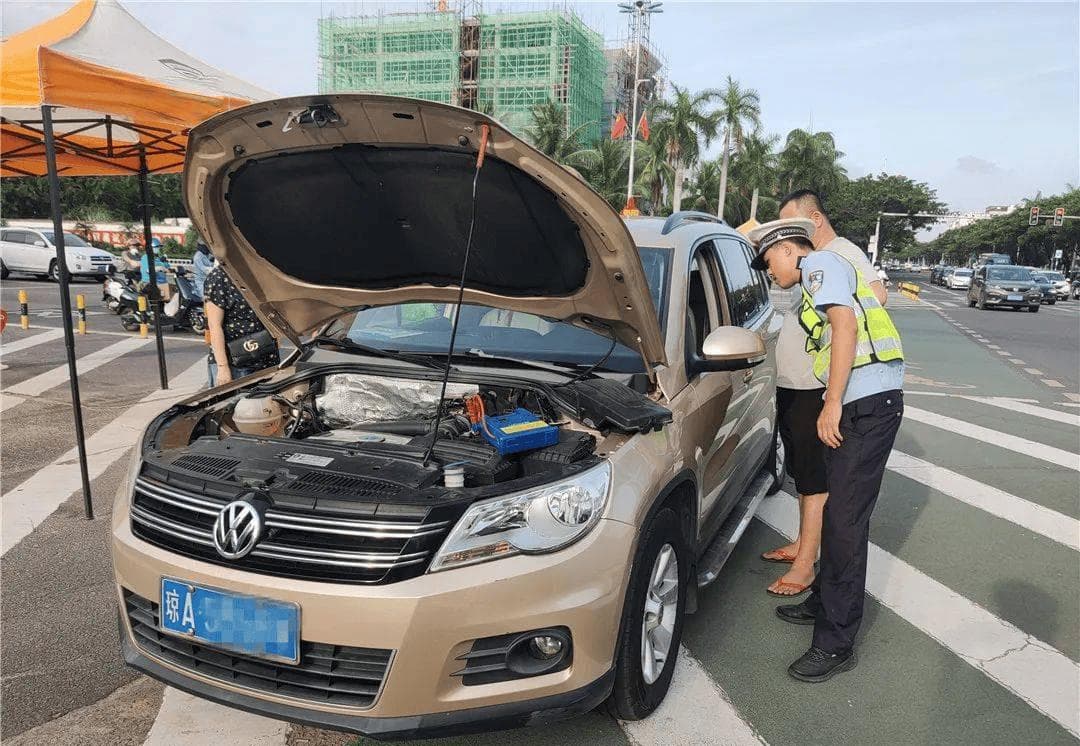 仪表盘上这4个故障灯，一旦亮起赶紧靠边停车，别不当回事