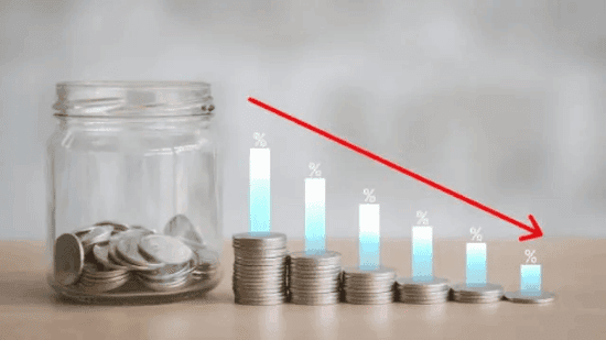 存10万一天赚不到4元！一年间余额宝收益率几近腰斩