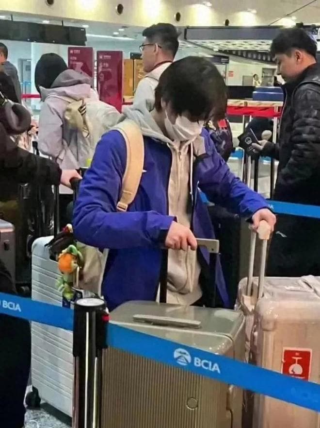 18岁全红婵抵达墨西哥备战，因花粉过敏眼睛红肿，状态令人担忧