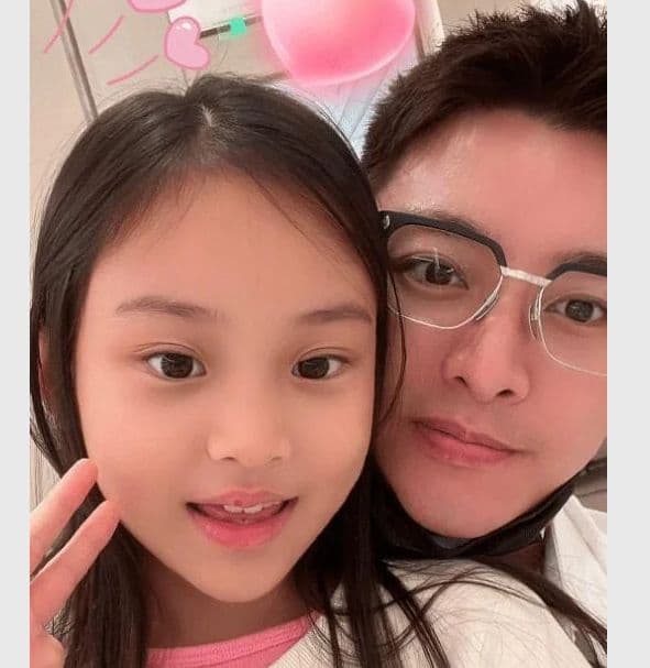 甜馨的"长开了"宣言：当青春期撞上全民凝视的显微镜！