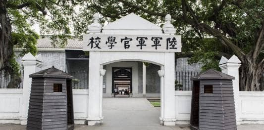 历史上保定陆军军官学校和黄埔军校比起来怎么样？老师和学生！