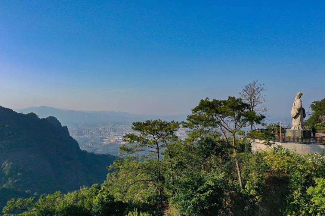 广西玉林有座山，山上有300多个洞穴，苏轼曾在此被狠狠治愈