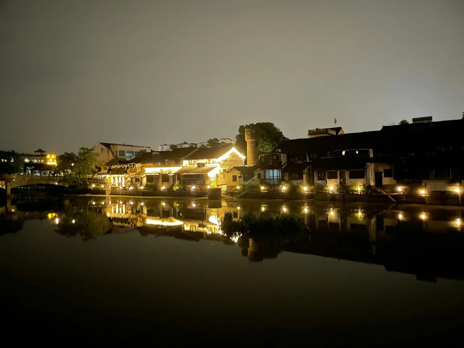 柯桥古镇夜景：灯火迷人，尽显江南水乡韵味