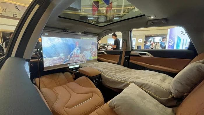 智能投影进汽车，豪华品牌竞相布局后排娱乐系统