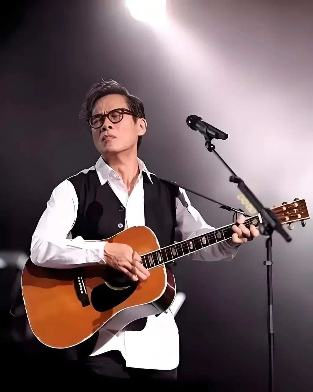 他才是华语乐坛的神！罗大佑10首经典歌曲（附吉他谱），首首都是神作！
