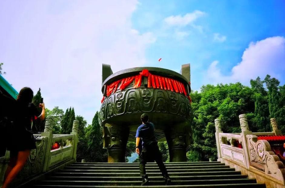 鼎湖山九龙宝鼎：世界最大青铜鼎的诞生与传奇