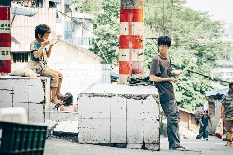 《野孩子》"流浪兄弟"感动观众，细节中写满"爱与偷"、"苦难和忧愁"