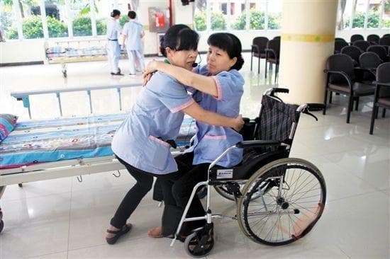 养老护理员必备技能：搬动、翻身、换床单全攻略