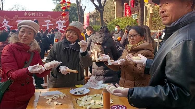 陕西袁家村千人饺子宴！网友：在团圆的日子里，饺子格外香