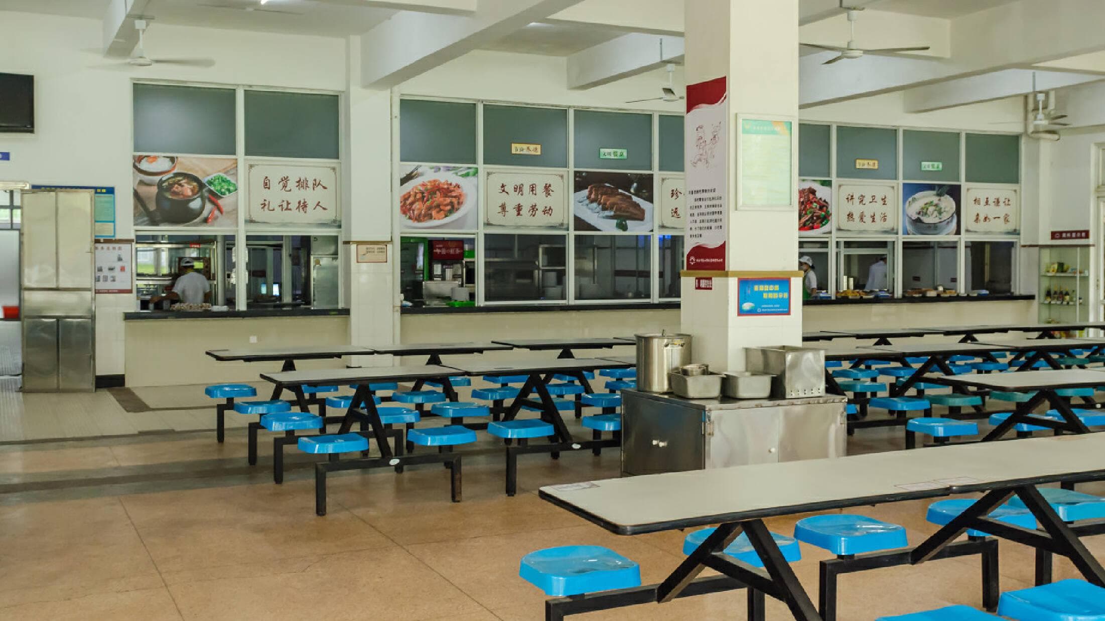 教育部：严格规范执行陪餐制度，每学期开展一次食品安全满意度测评