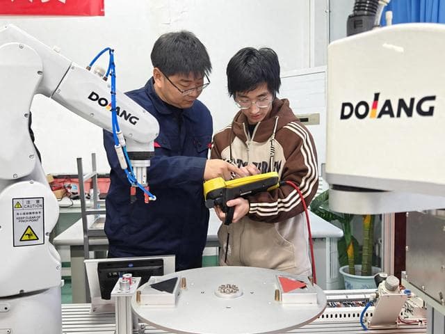 北京推出六大劳务品牌，包括机器人技术员、金隅琉璃匠等