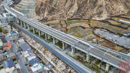 坐上动车游阿坝，九寨沟、黄龙、松潘古城接驳车怎么坐？这份攻略请收好