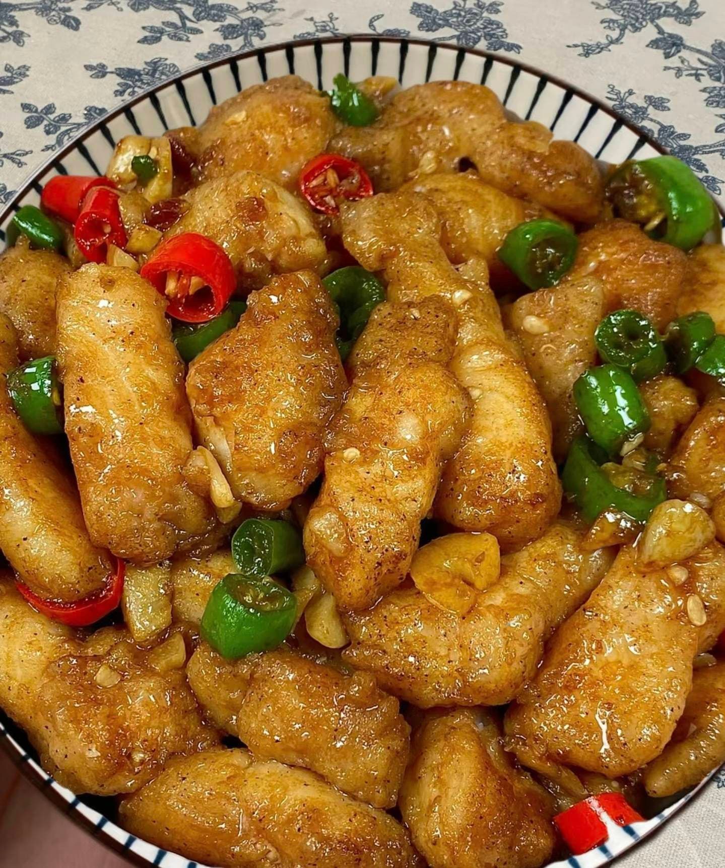 双椒巴沙鱼的绝妙之旅：一场舌尖上的绿色风暴，带你领略简单食材的非凡转变