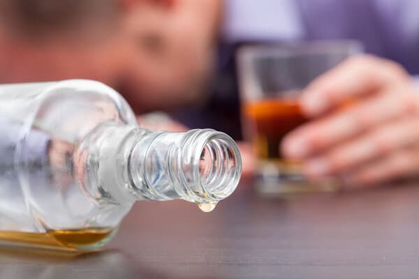 酒精性高血压：成因、症状与防治指南