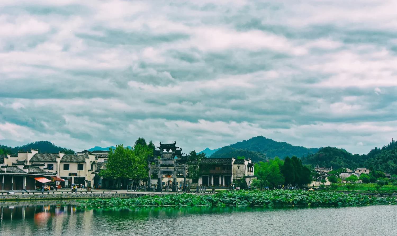 横店影视城和杭州西湖：浙江必打卡景点